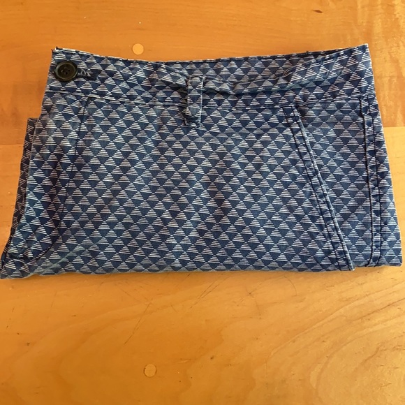 GAP Blue and White Mini Triangle Design Shorts - Picture 5 of 5